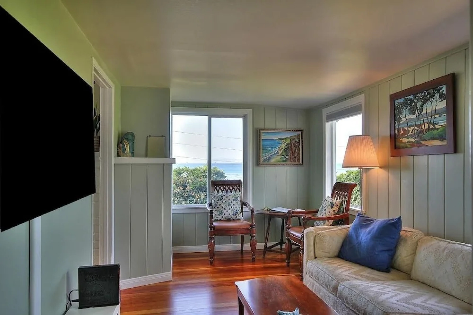 Summerland Ocean View Cottage by RedAwning