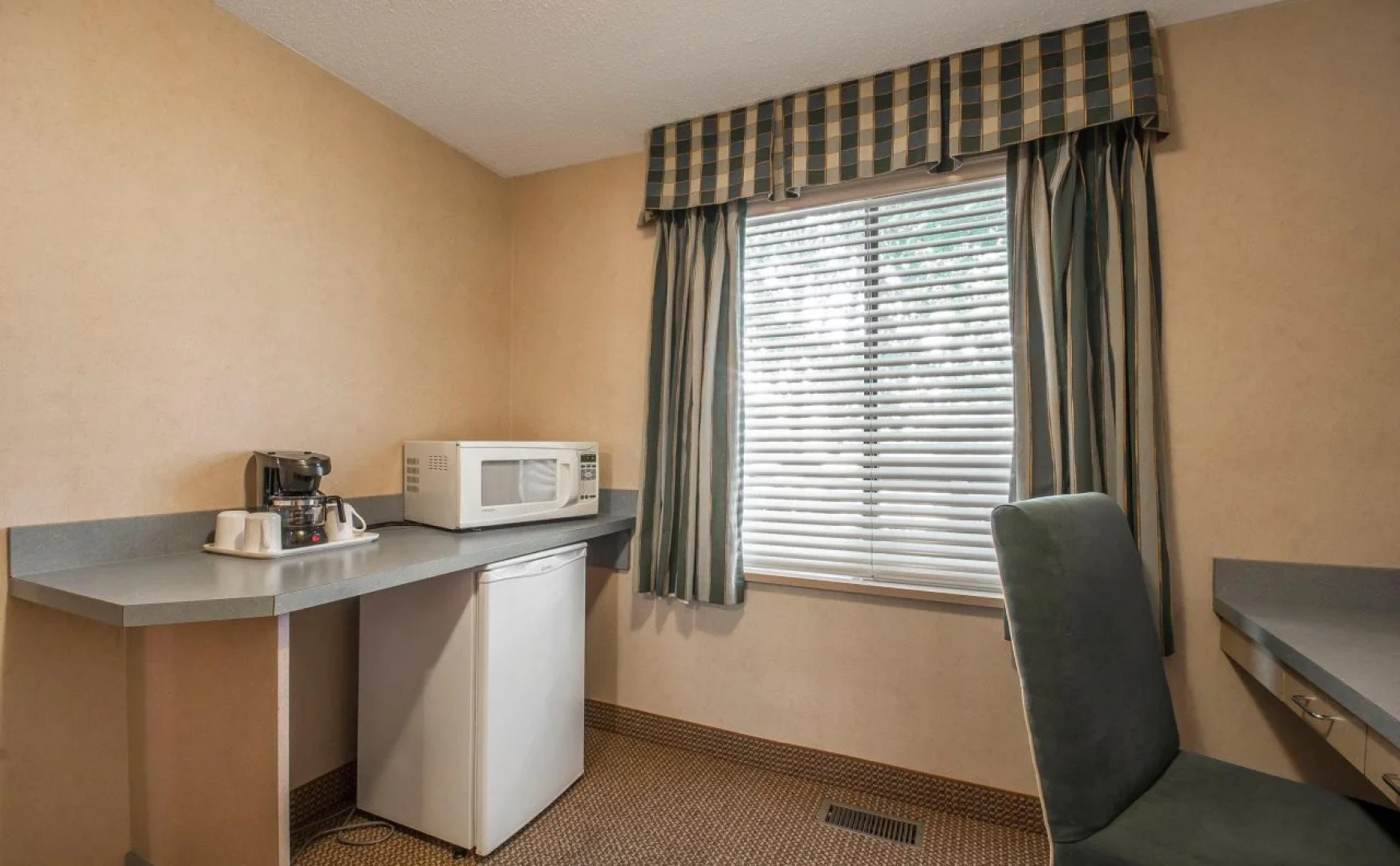 Econo Lodge Inn & Suites