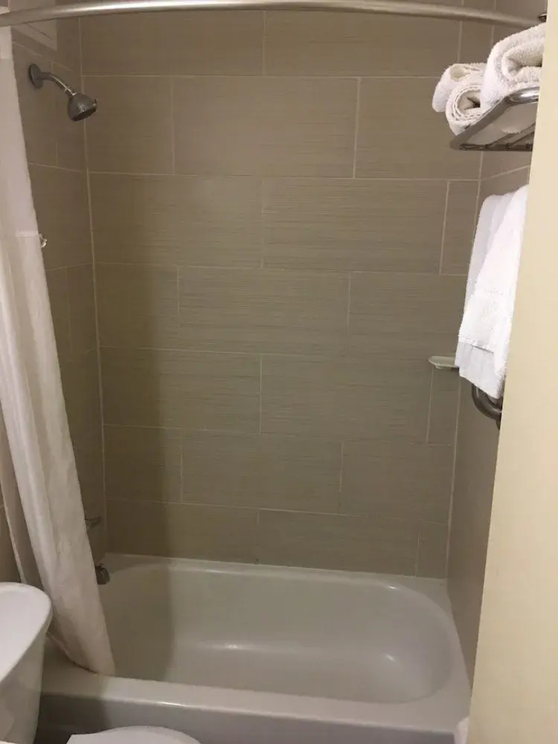 Travelodge by Wyndham Bay Shore Long Island