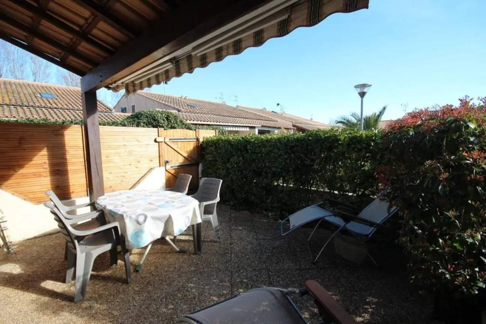 Villa d'angle 5 couchages terrasse Sud parking dans résidence sécurisée piscine commune 400m de la mer LRJP123