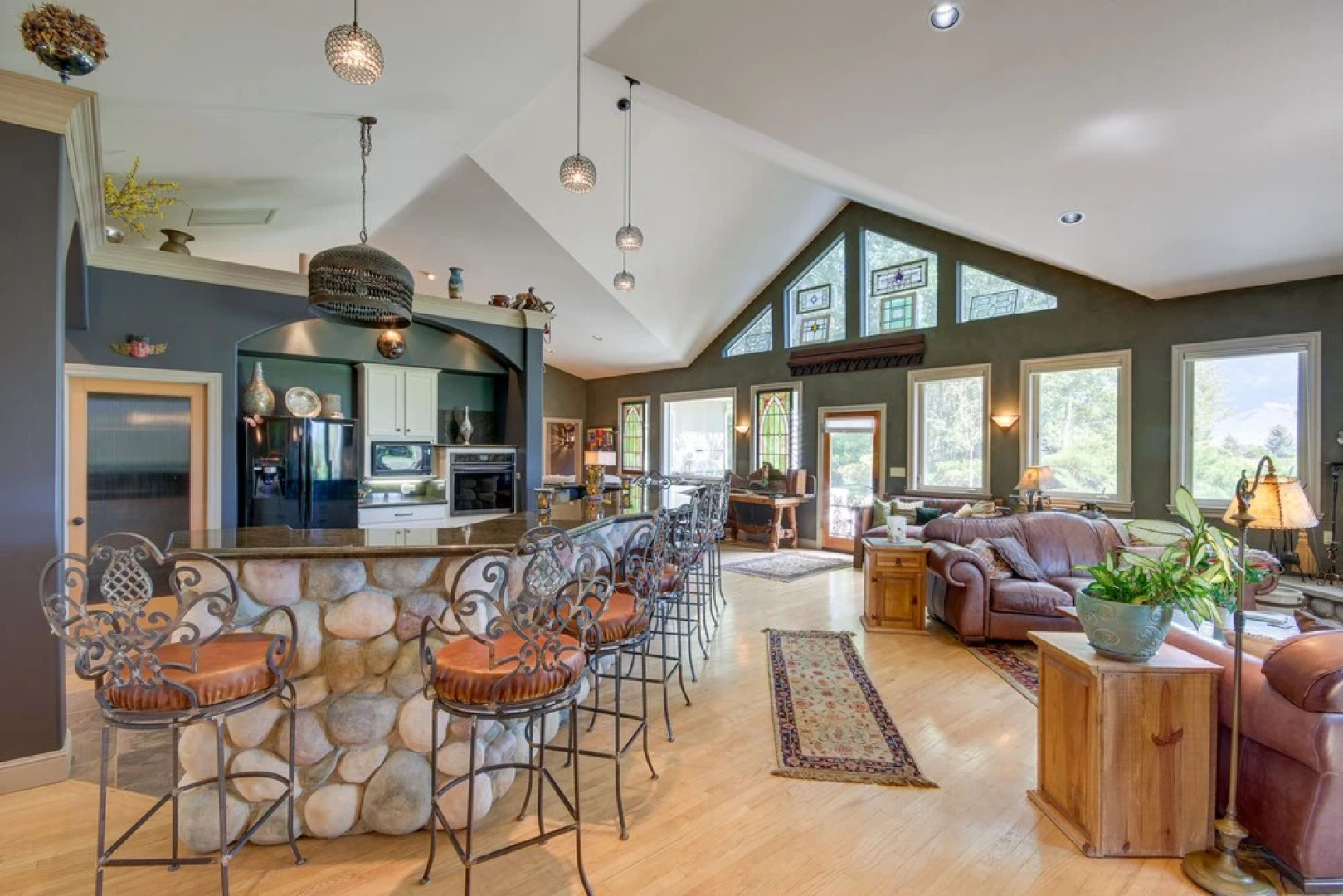 Riverfront Livingston House in Paradise Valley!