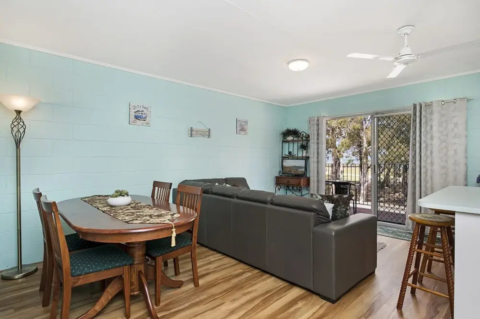 First floor unit close to shops, park and waterfront!