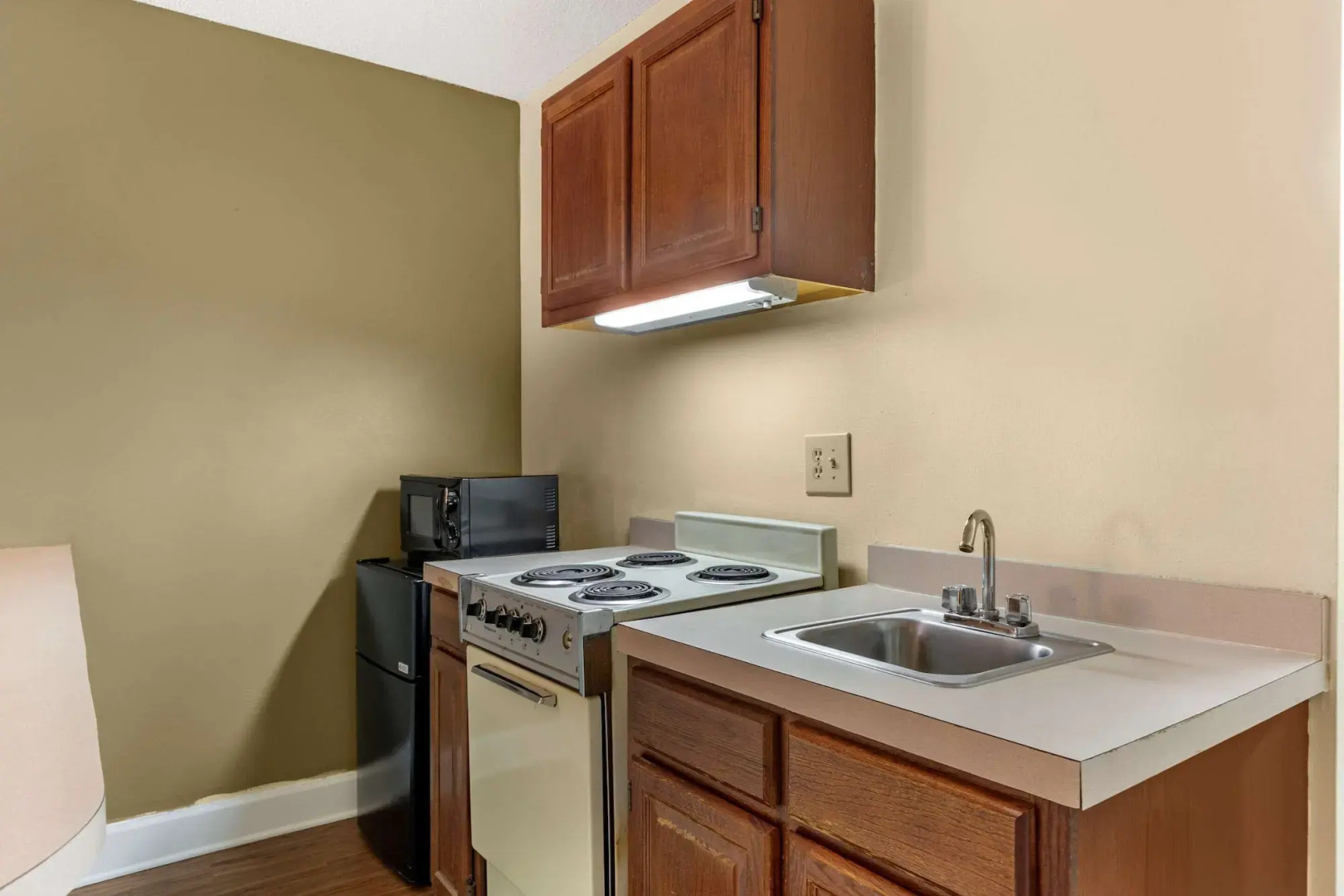 Econo Lodge Inn & Suites