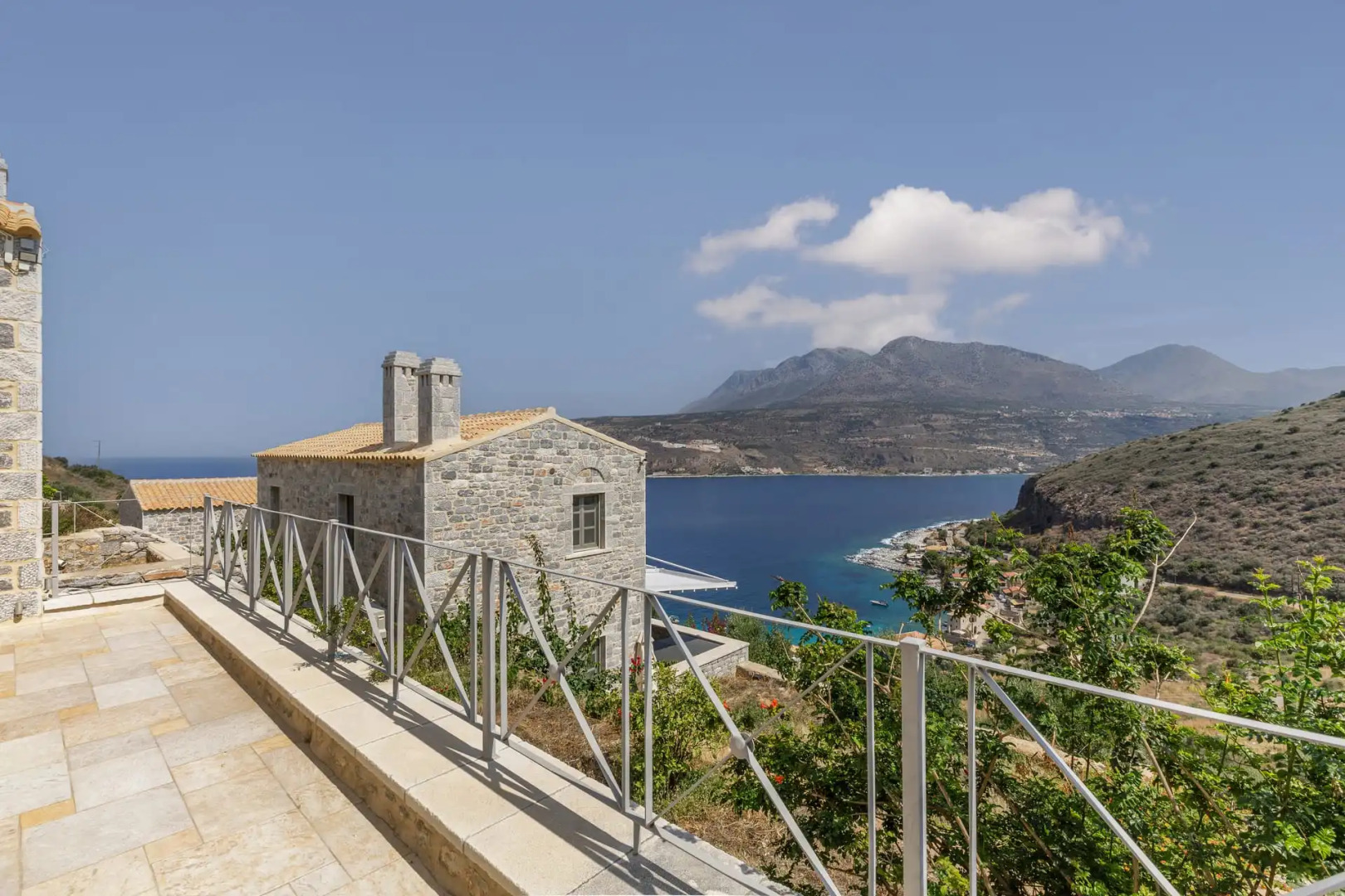 Trapela Limeni Luxury Suites