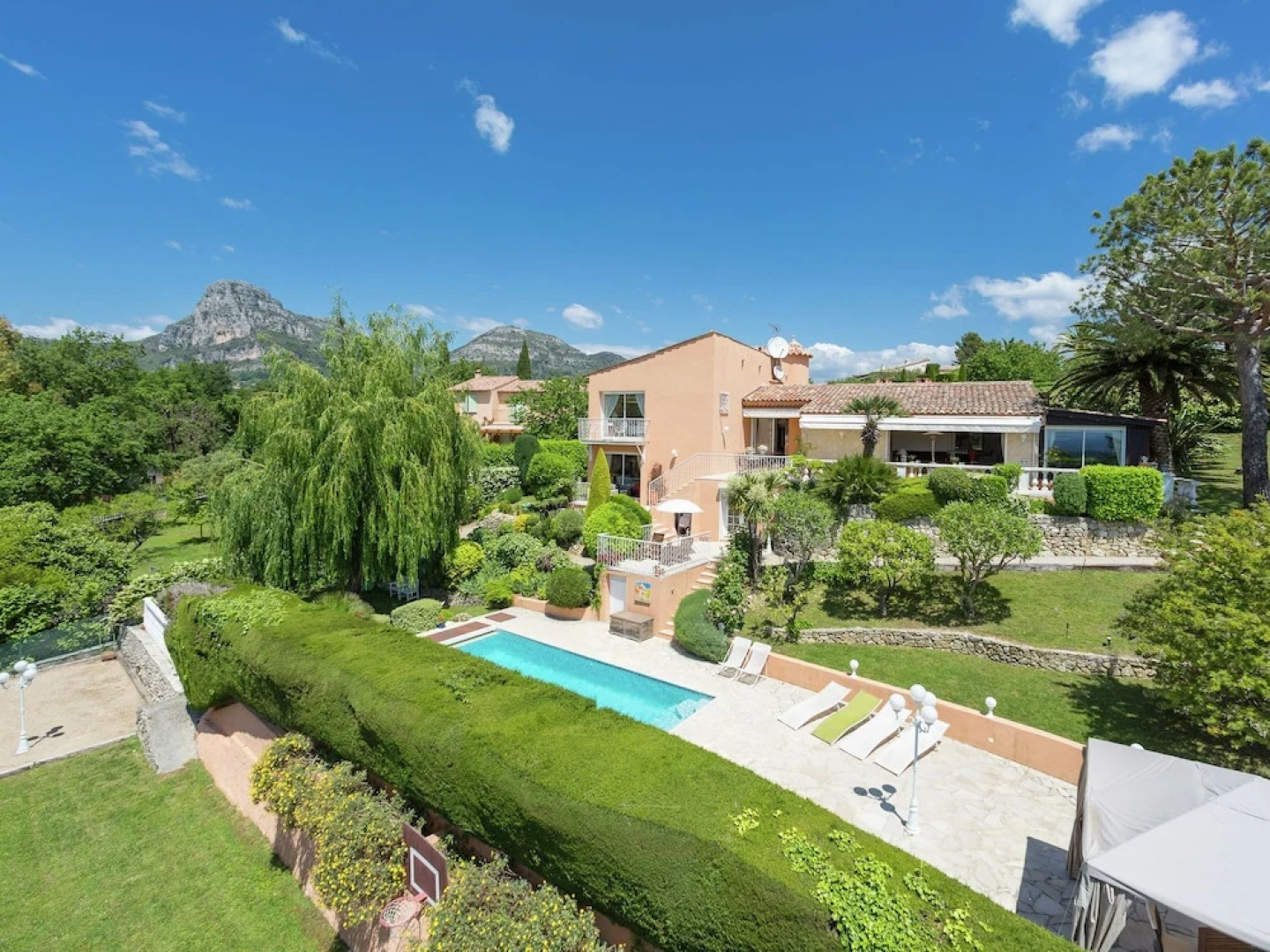 Stately Villa in La Gaude With Relaxation Area and Pool