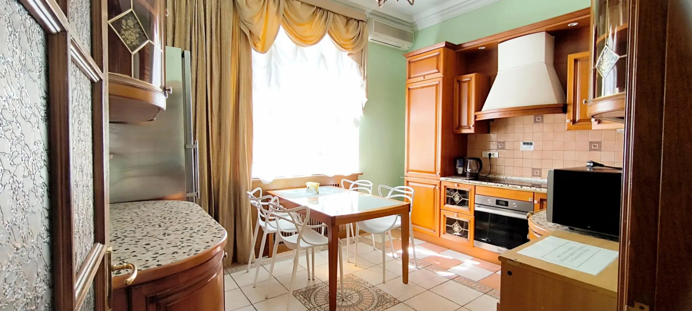 Tverskaya Street (Тверская Стрит) на улице Тверская 6 строение 1