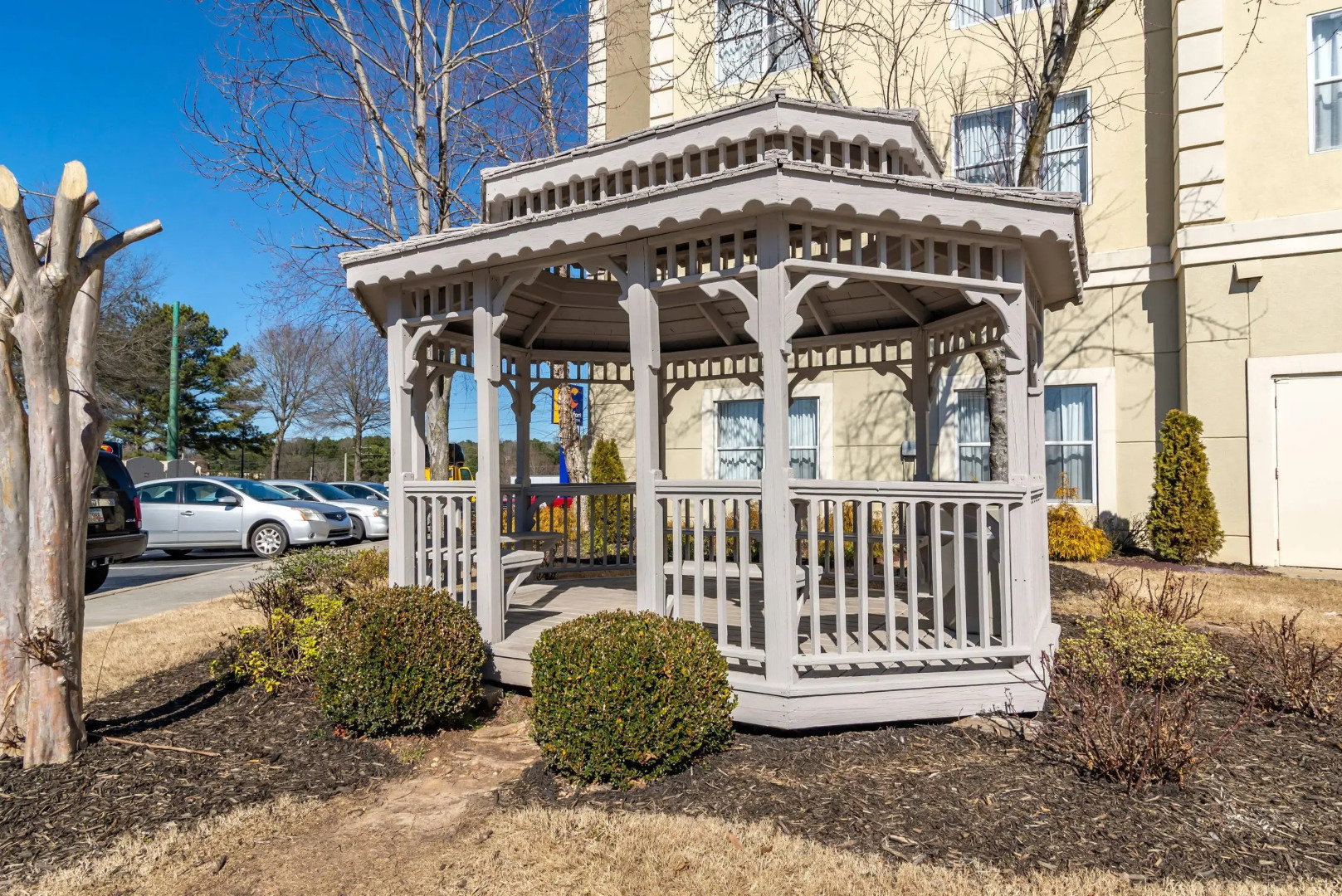 Comfort Inn & Suites near Six Flags