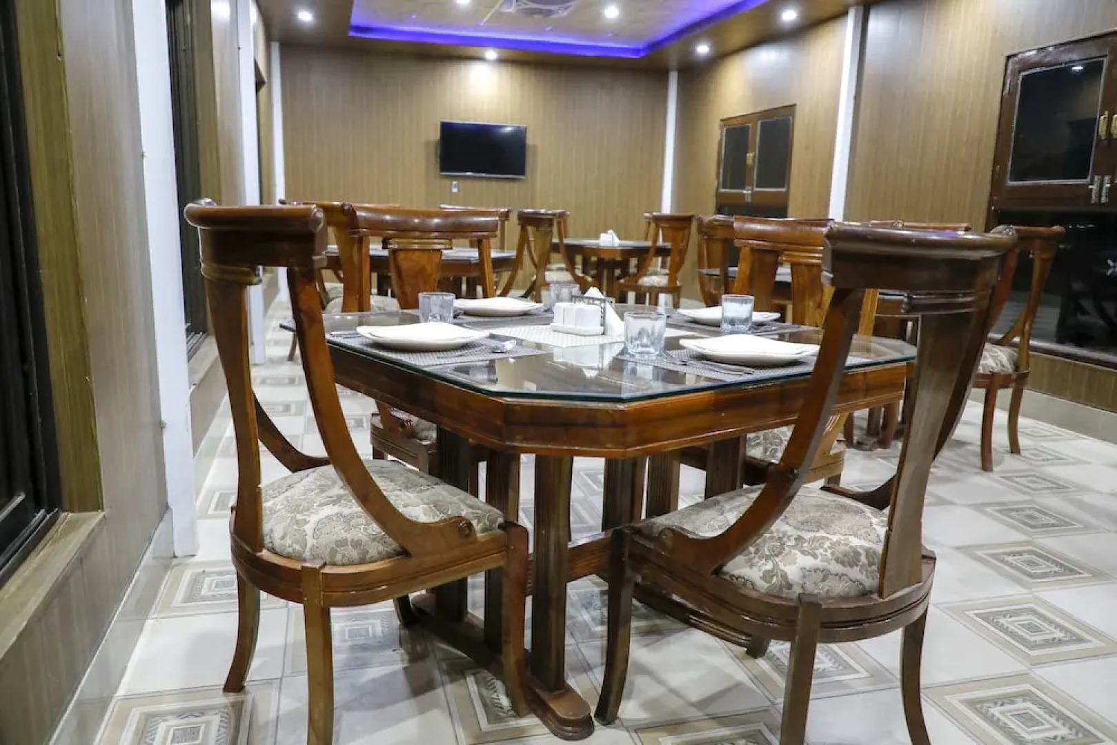 Roomph Premium Al Noor Airport Road