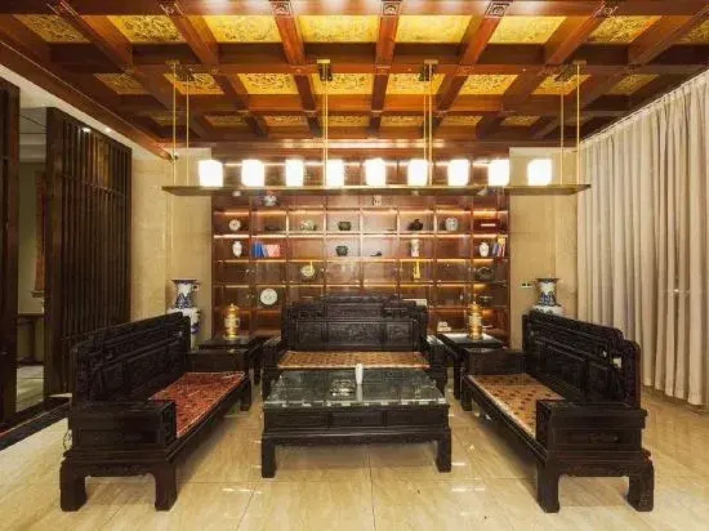 Rouhau White House Hotel