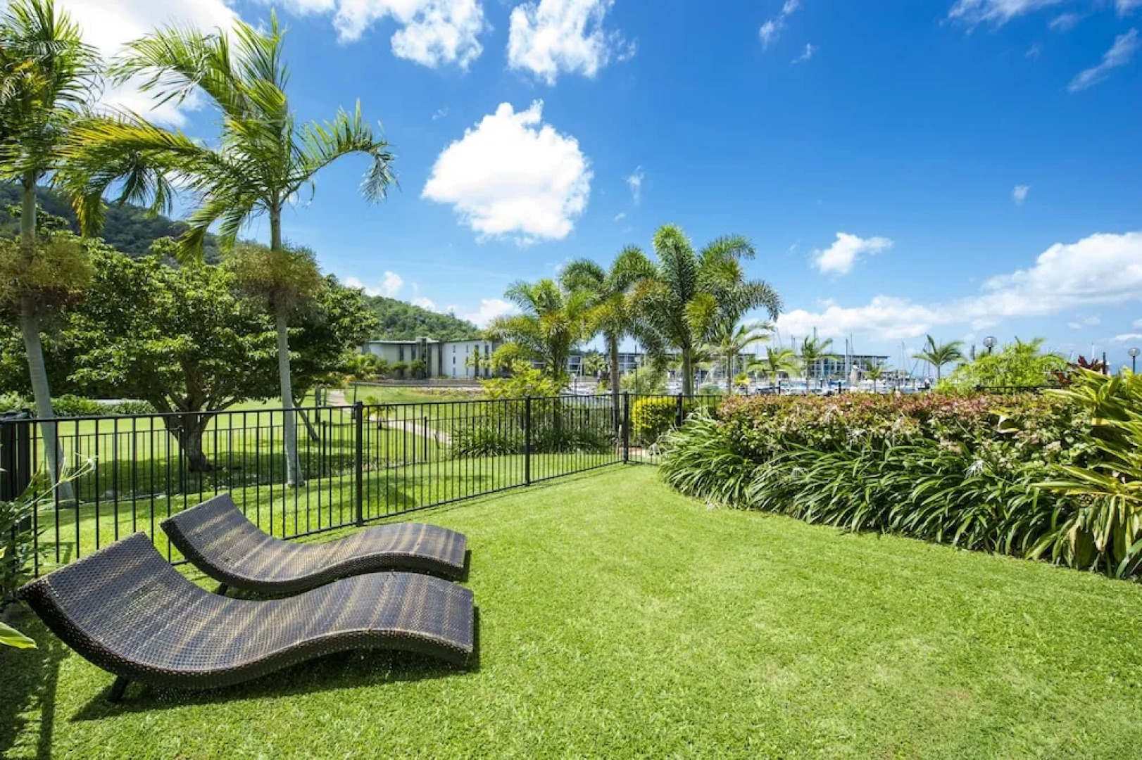 Beachside Magnetic Harbour Holiday Apartments