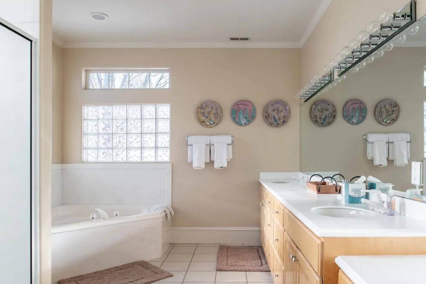 Family Getaway~hot Tub, Ice Castles & Tubing Hs 5 Bedroom Home by RedAwning