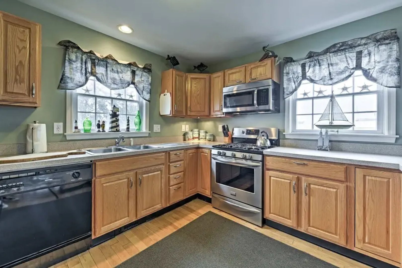 New Jersey Home - Deck, Grill & Walkable to Beach!