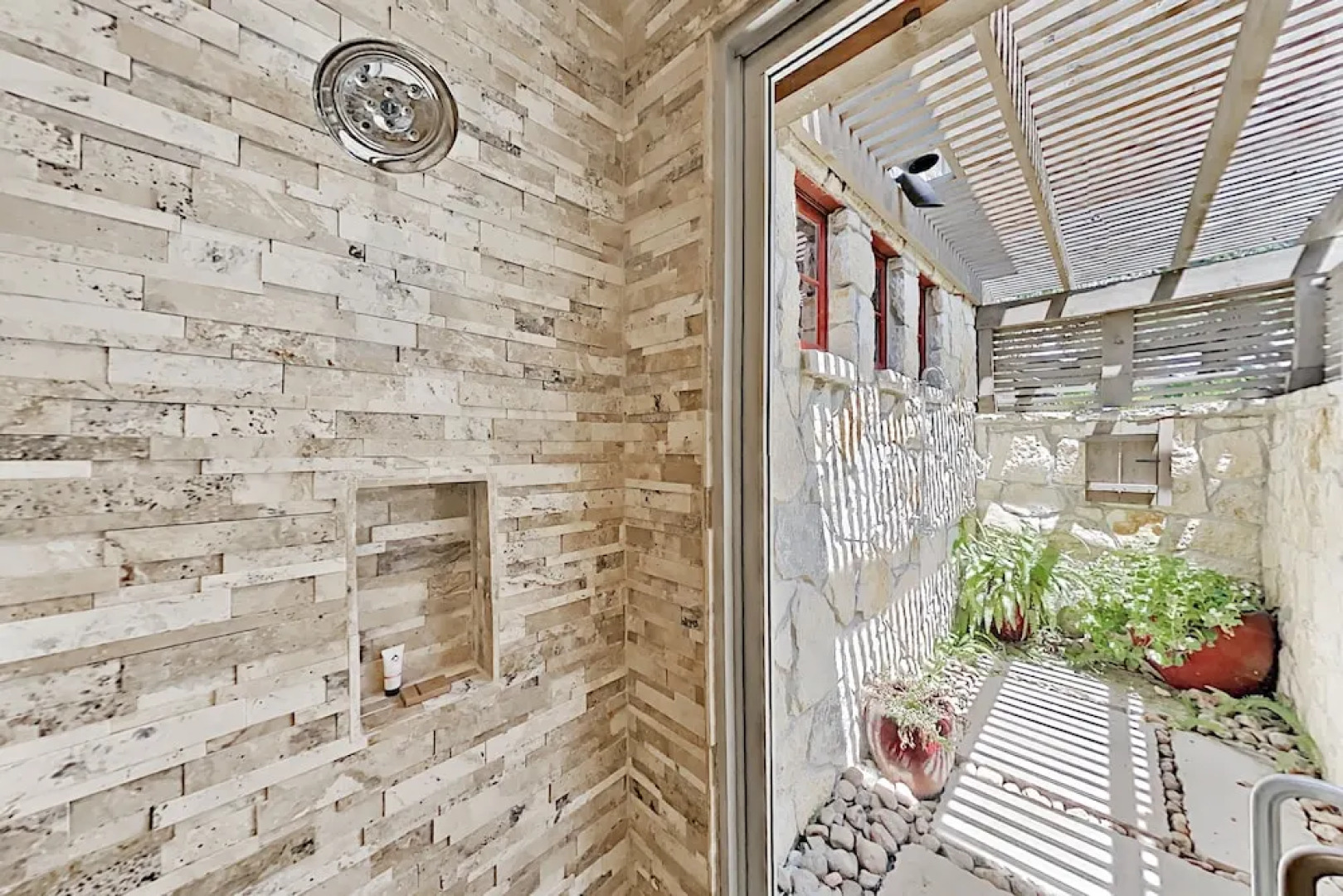 Luxury W/ Private Hot Tub & Outdoor Kitchen 3 Bedroom Home