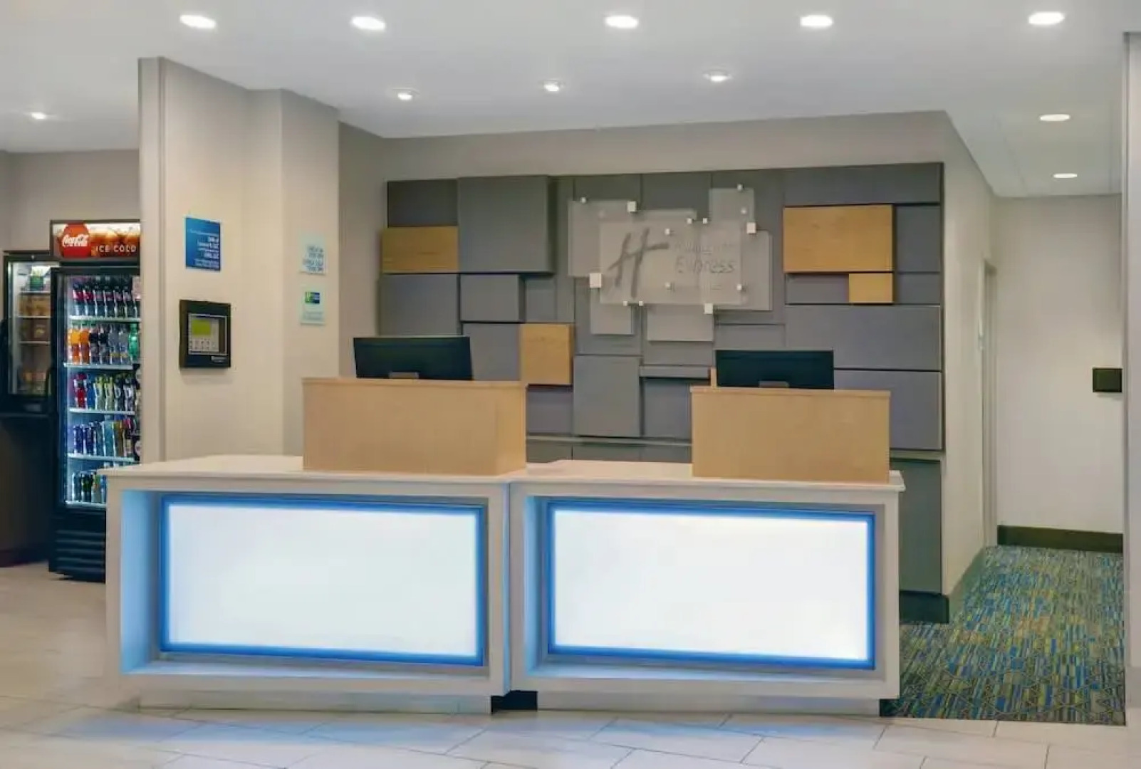 Holiday Inn Express & Suites Lenexa Overland Park Area