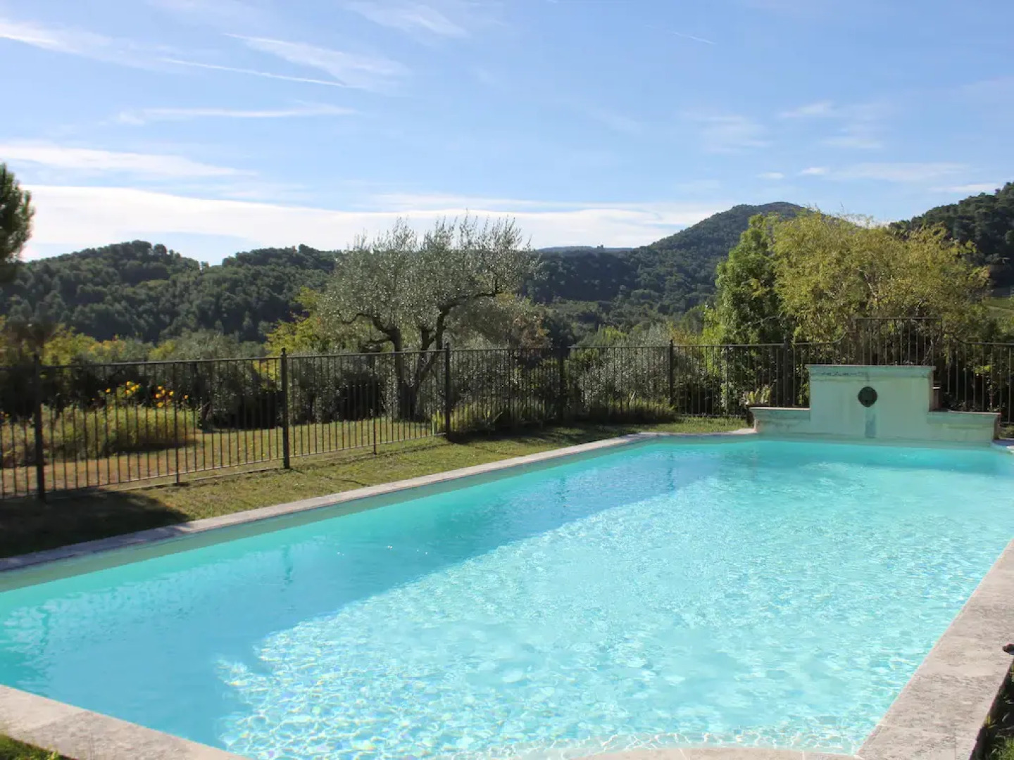 Beautiful Mansion With Views of Mont Ventoux and With Fenced Private Pool