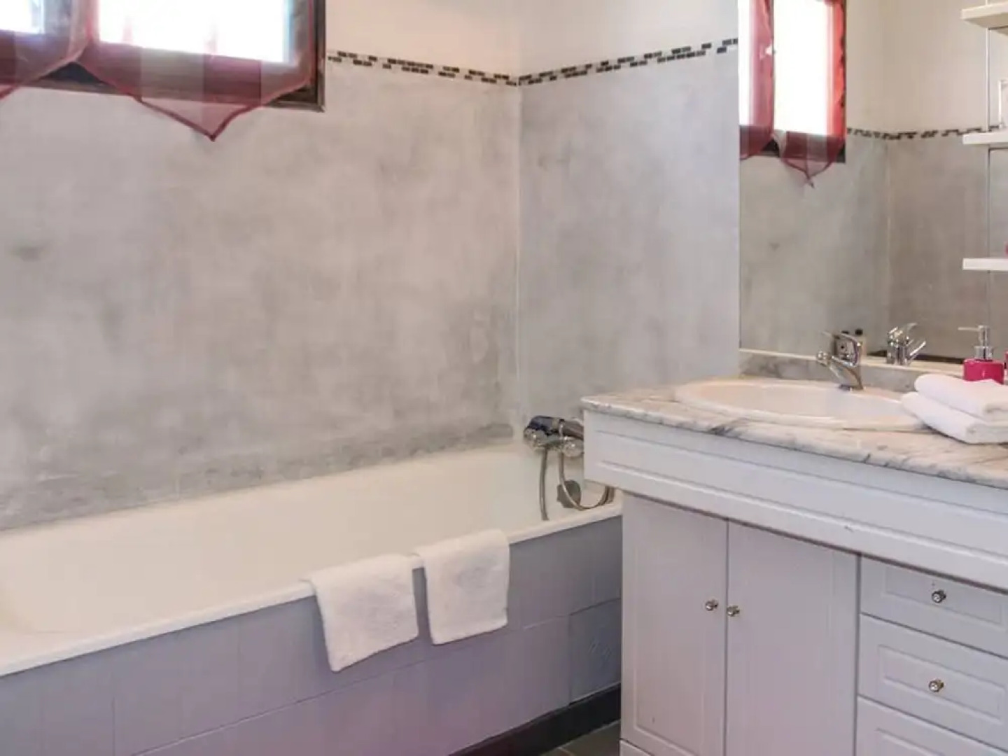 Alluring Holiday Home in Saze With Private Swimming Pool