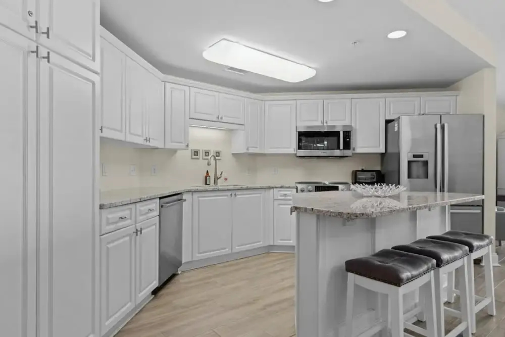 Yacht Club Dream 3 Bedroom Condo by RedAwning