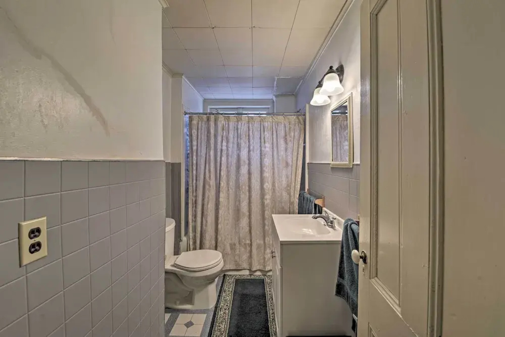 Easy Access to Beaches: Vineyard Haven House