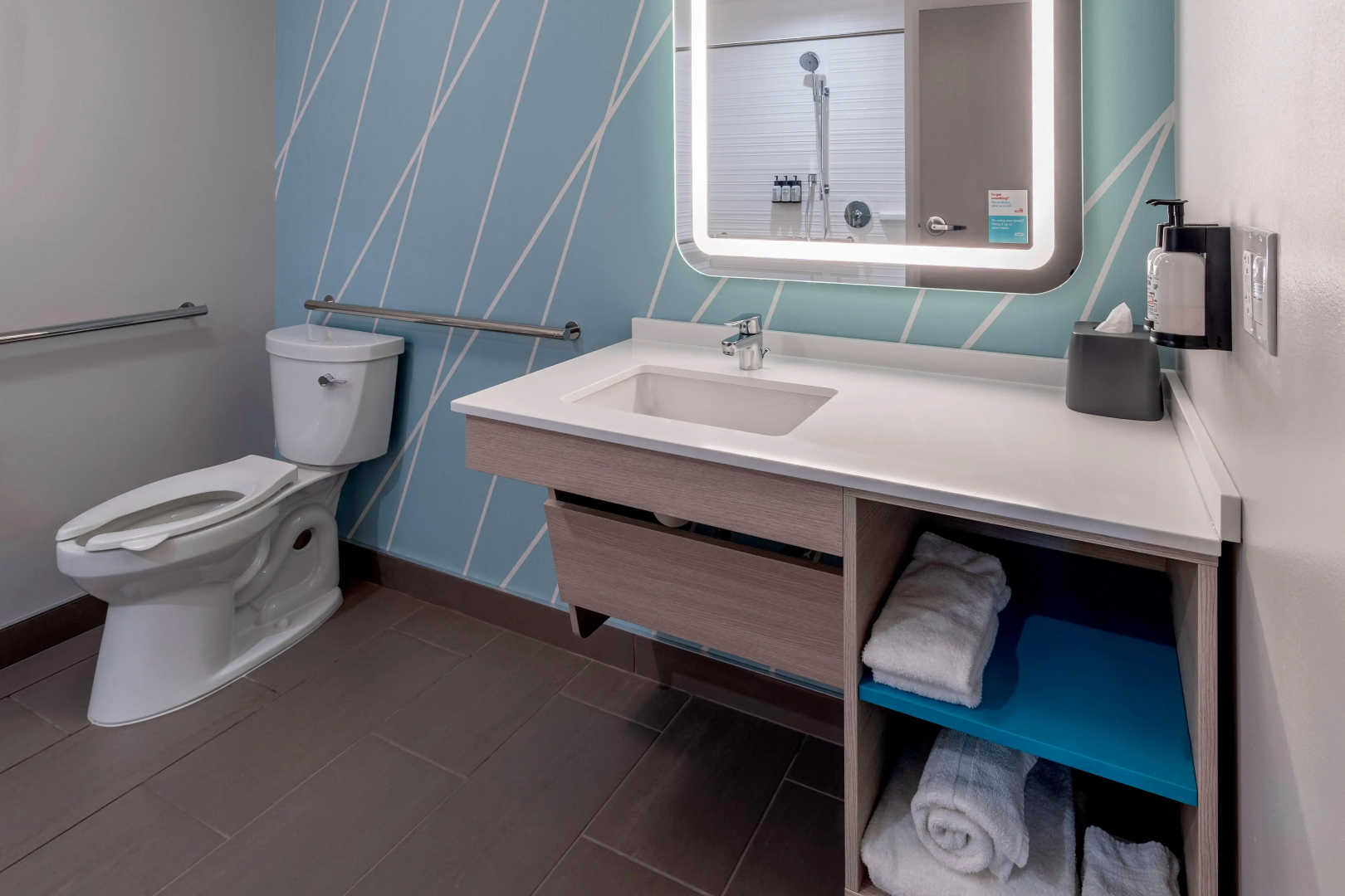 avid hotel Milwaukee West Waukesha by IHG