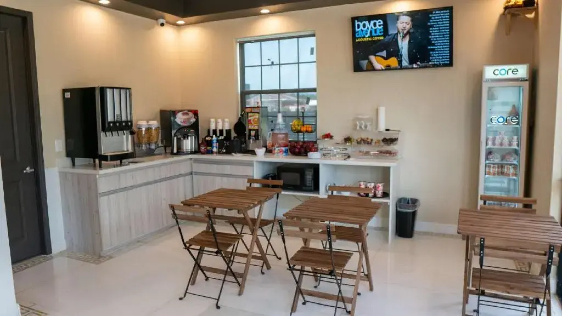 Comfeeni Inn and Suites