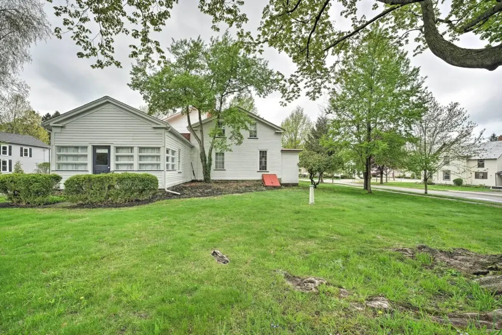 Romantic Apt Near Wineries, Golf & Lake Erie!