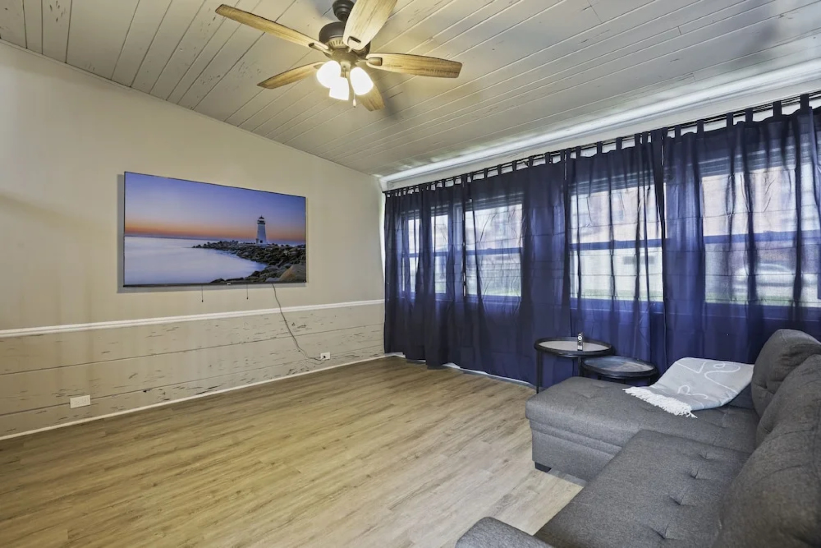 Charming Retreat In The Heart Of Des Plaines 3 Bedroom Residence by RedAwning
