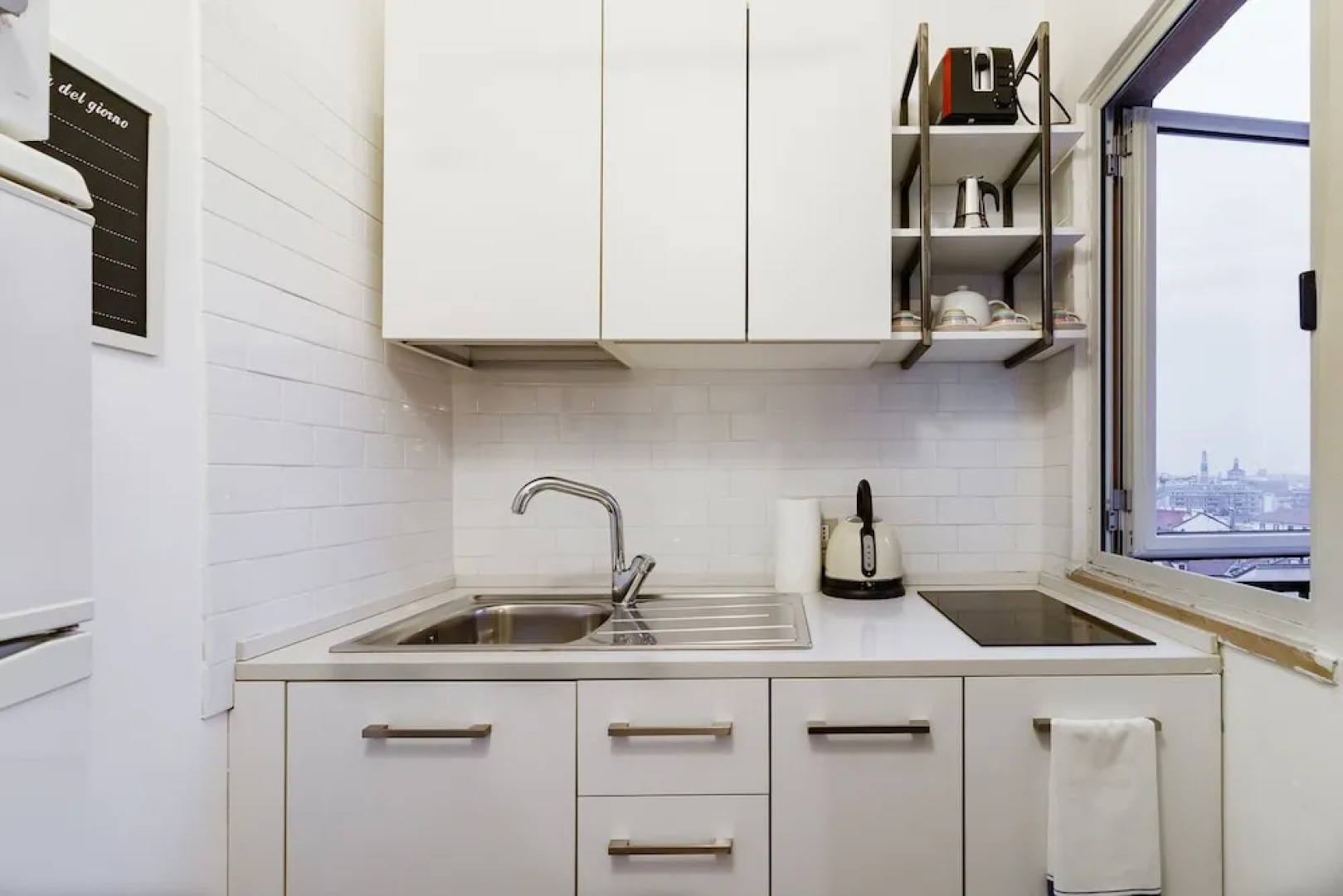 JOIVY Sleek Flat W/Balcony