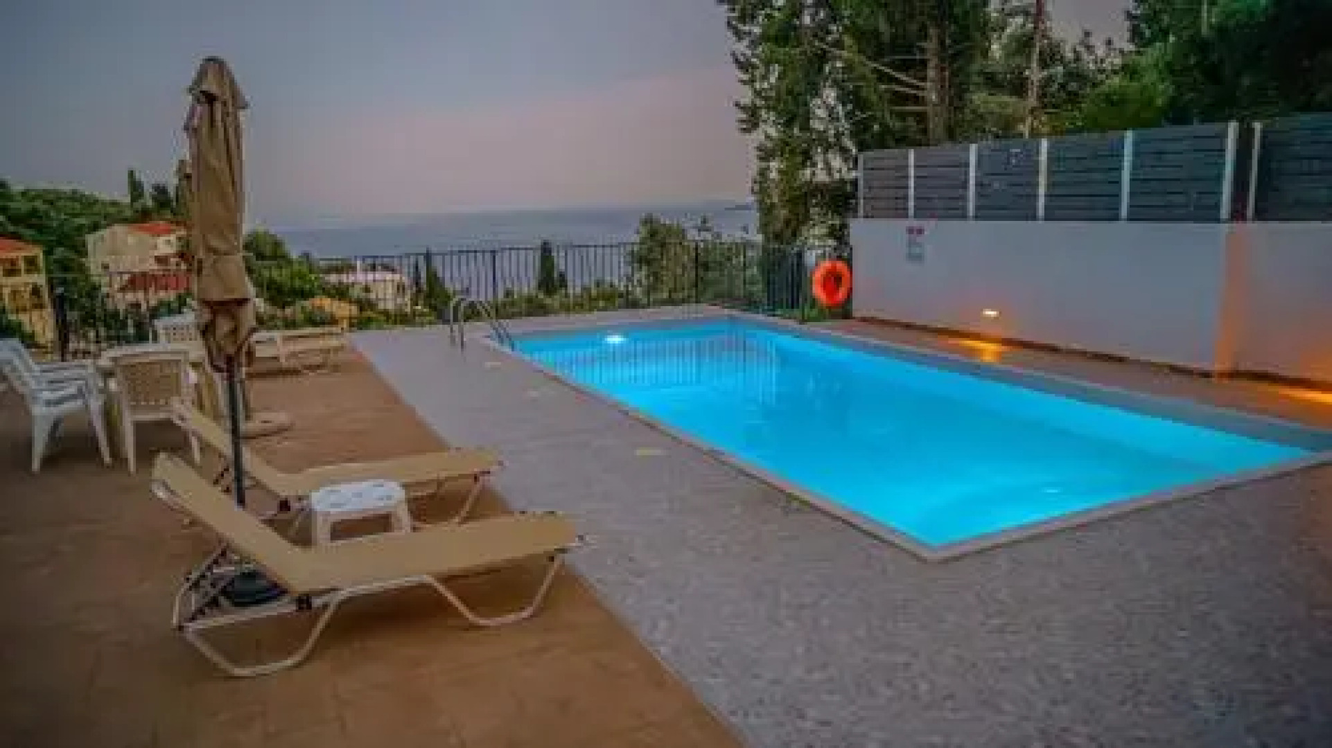 Zeus Pool Apartments