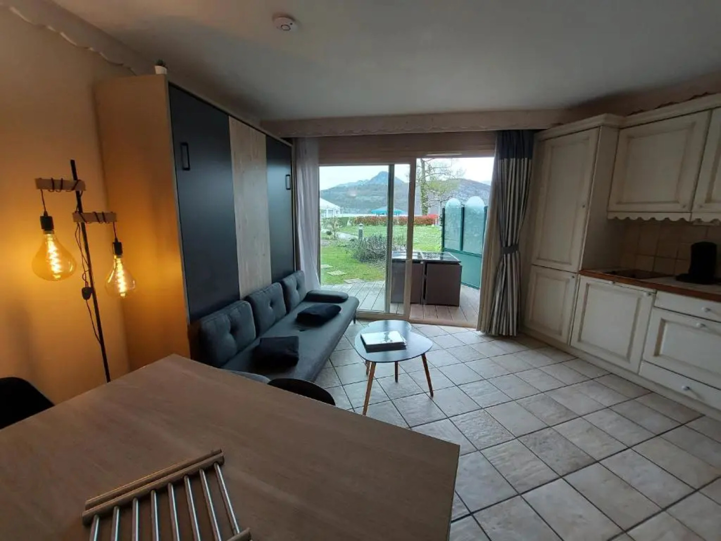 Rare : au bord du lac d’Annecy, cosy appartement en rez de jardin avec terrasse privative