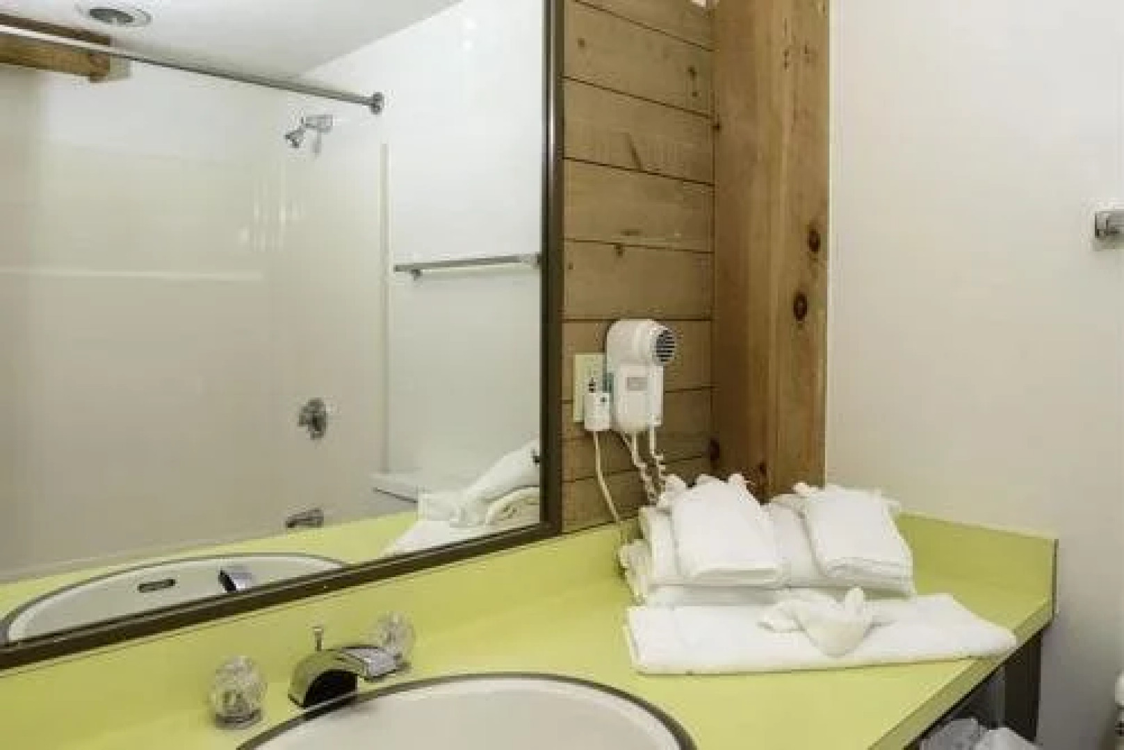 Snowy Owl Inn And Resort