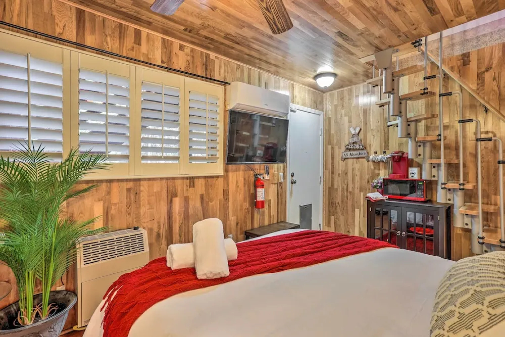 1 Mi to Lake Gregory: Boho Crestline Cabin