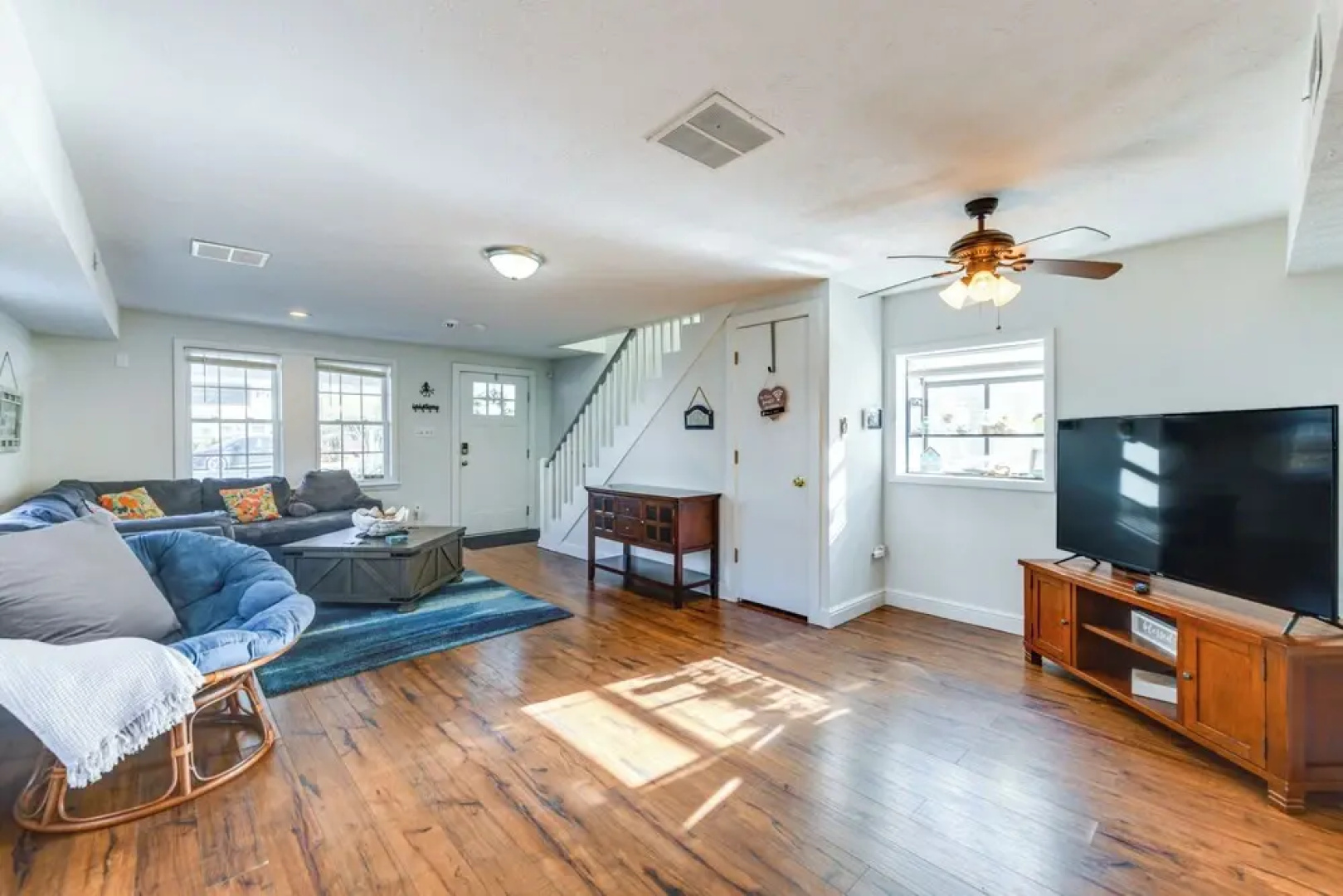 Adorable Cottage: Fire Pit, Walk to Colonial Beach