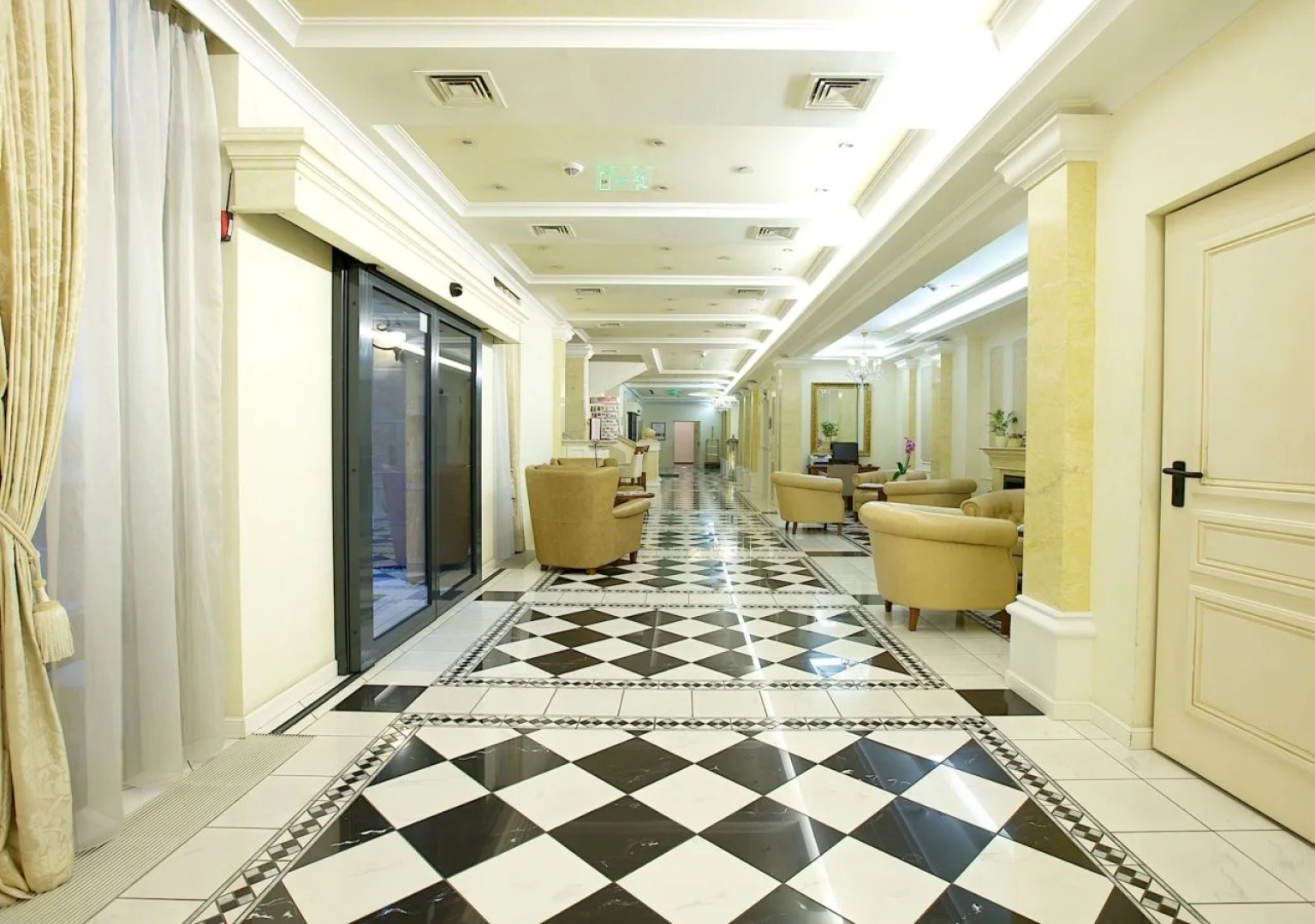 Queen's Court Hotel & Residence