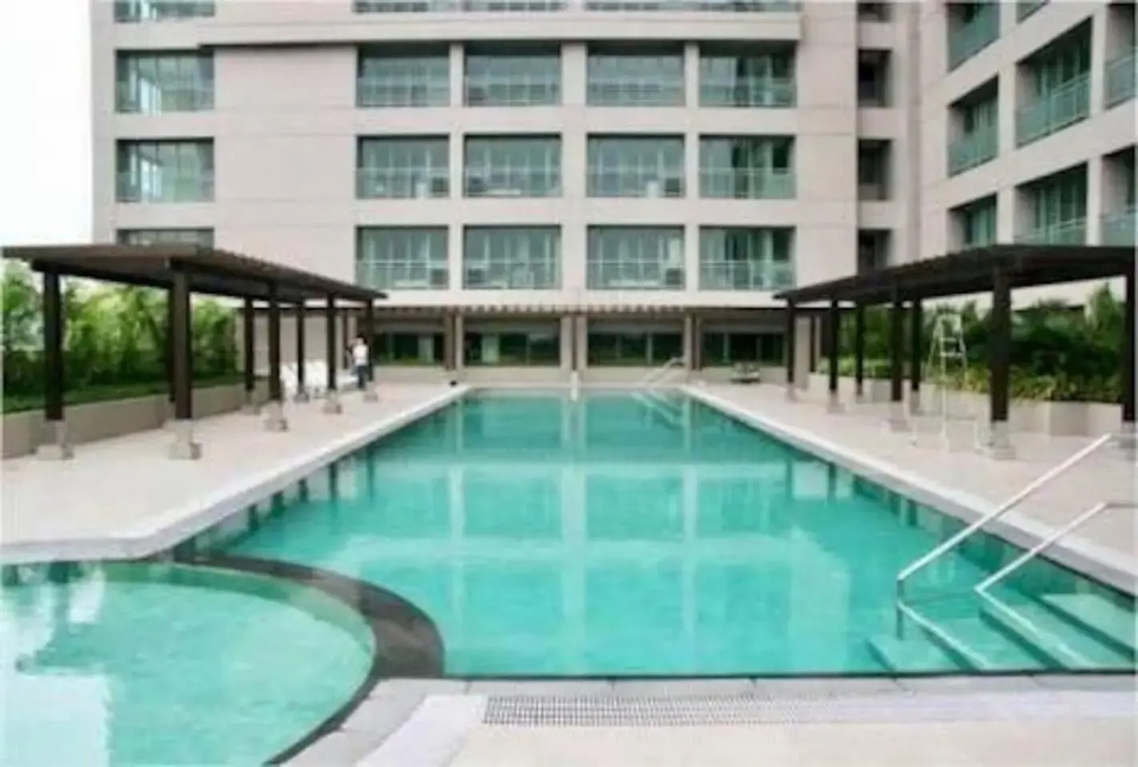 MANDALUYONG 2 Br w 2 Queen, 50HDtv across Shangrila Mall