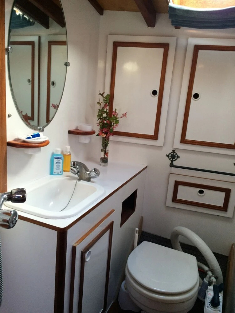 Nuit sur un voilier au Bono