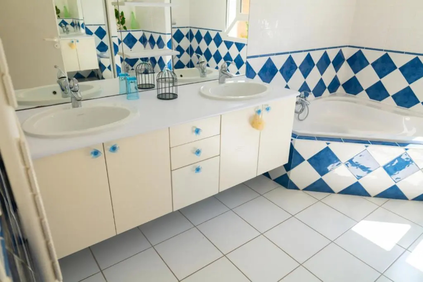 Plaisant villa with pool, close to the beach