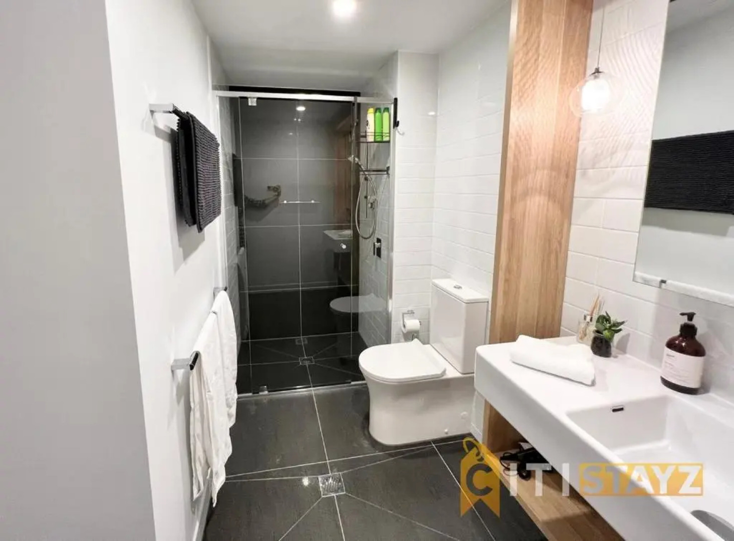 Light & Lovely in Canberra's CBD - 1BR Apt w/Carsp