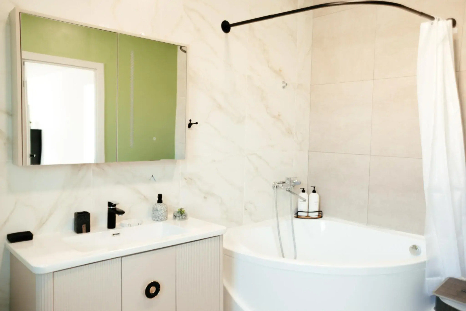 У аэропорта