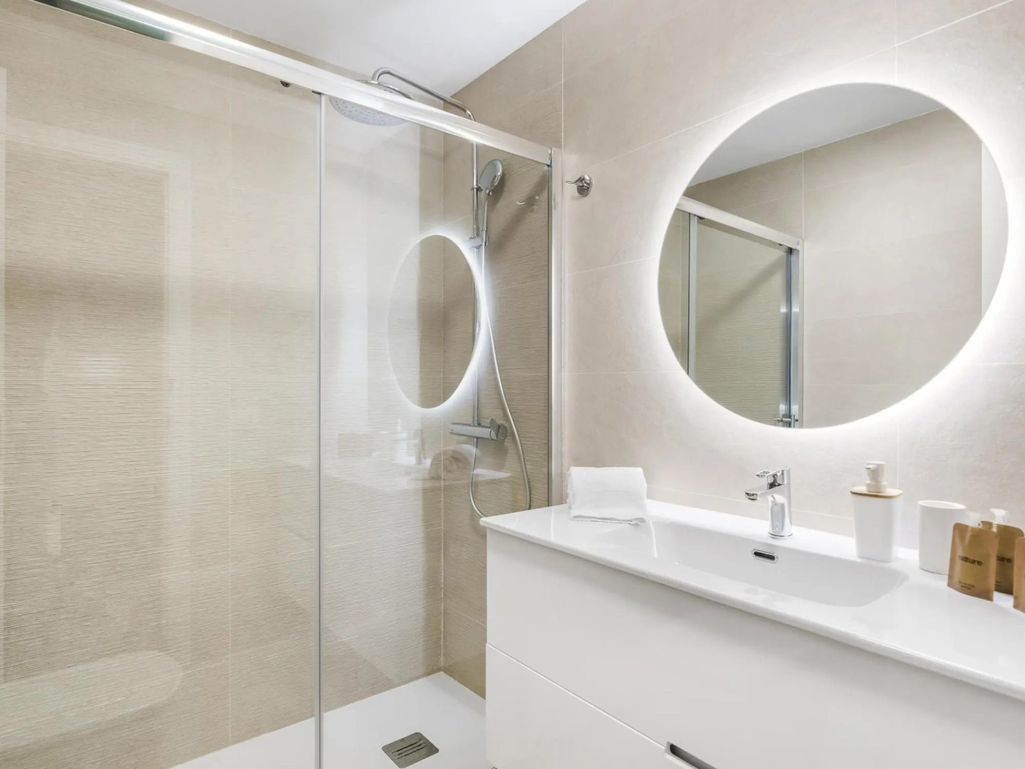 Beach apartment with terrace and private parking