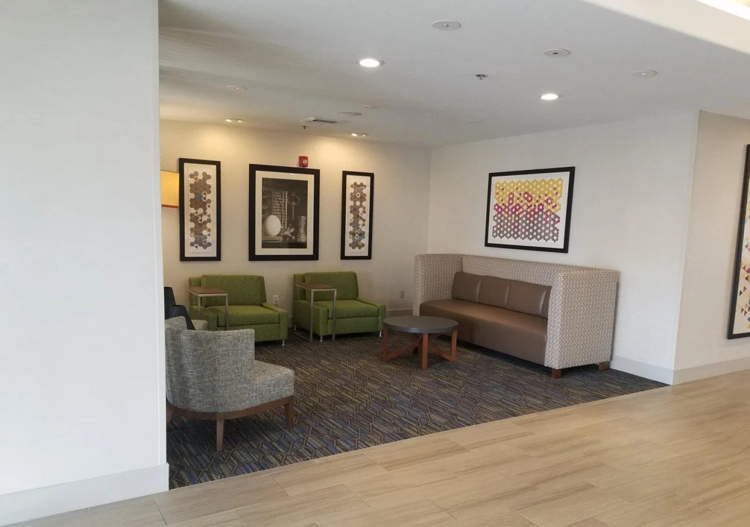 Holiday Inn Express & Suites Dinuba West by IHG