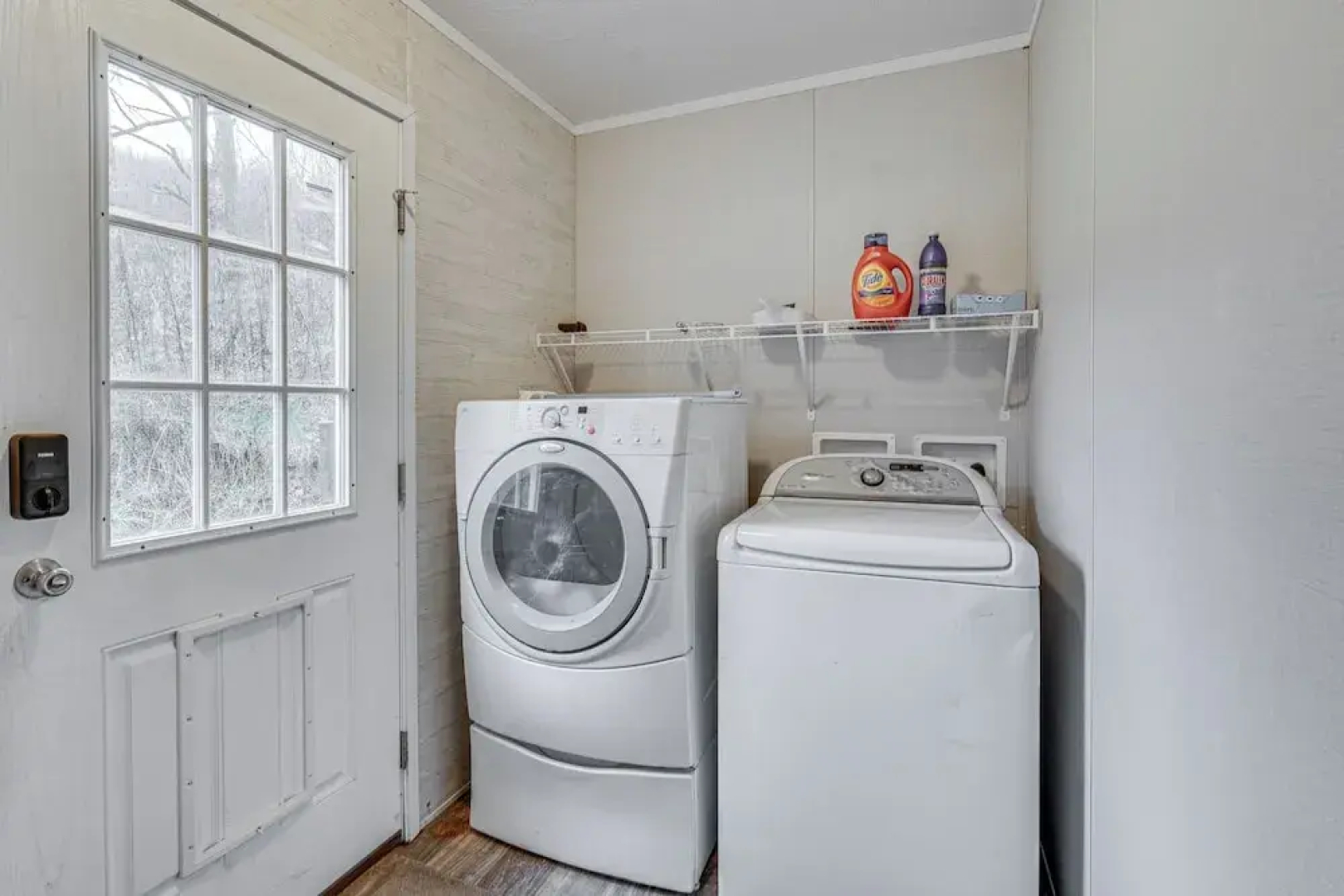 Pet-friendly Home ~ 10 Mi to Hocking Hills!