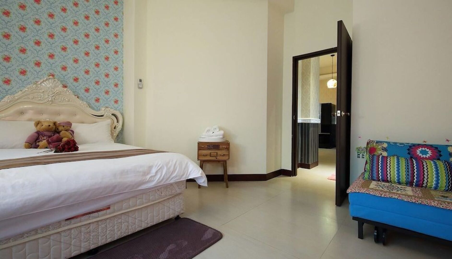 Textile Girl Romantic Homestay