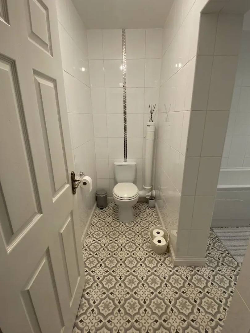 Studio - Sleeps 2 - Pets - Terrace - Parking