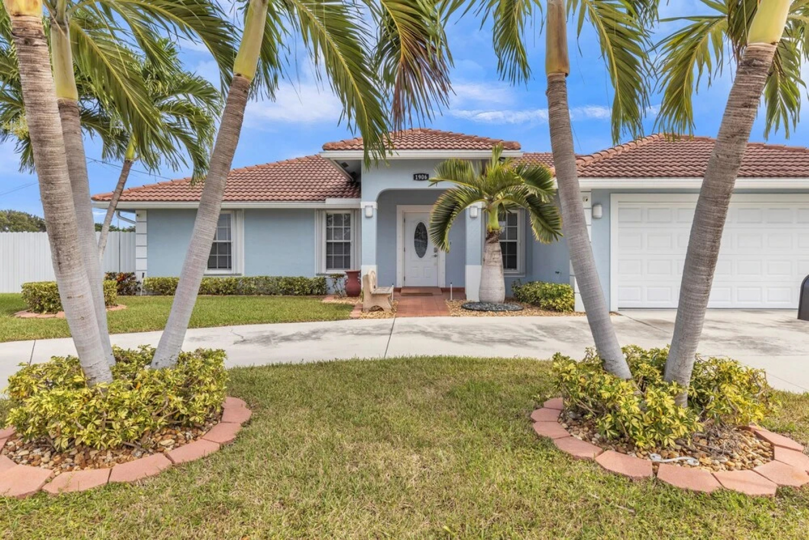 Lake Worth Beach House 3 Bedroom Home by Redawning