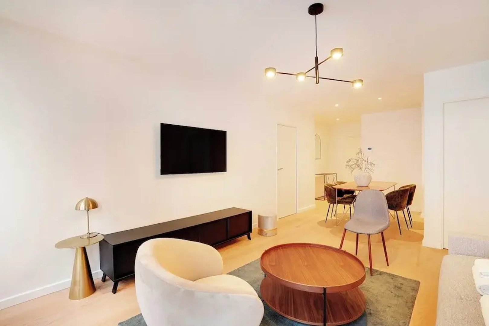Sleek Apartment in Levallois-perret