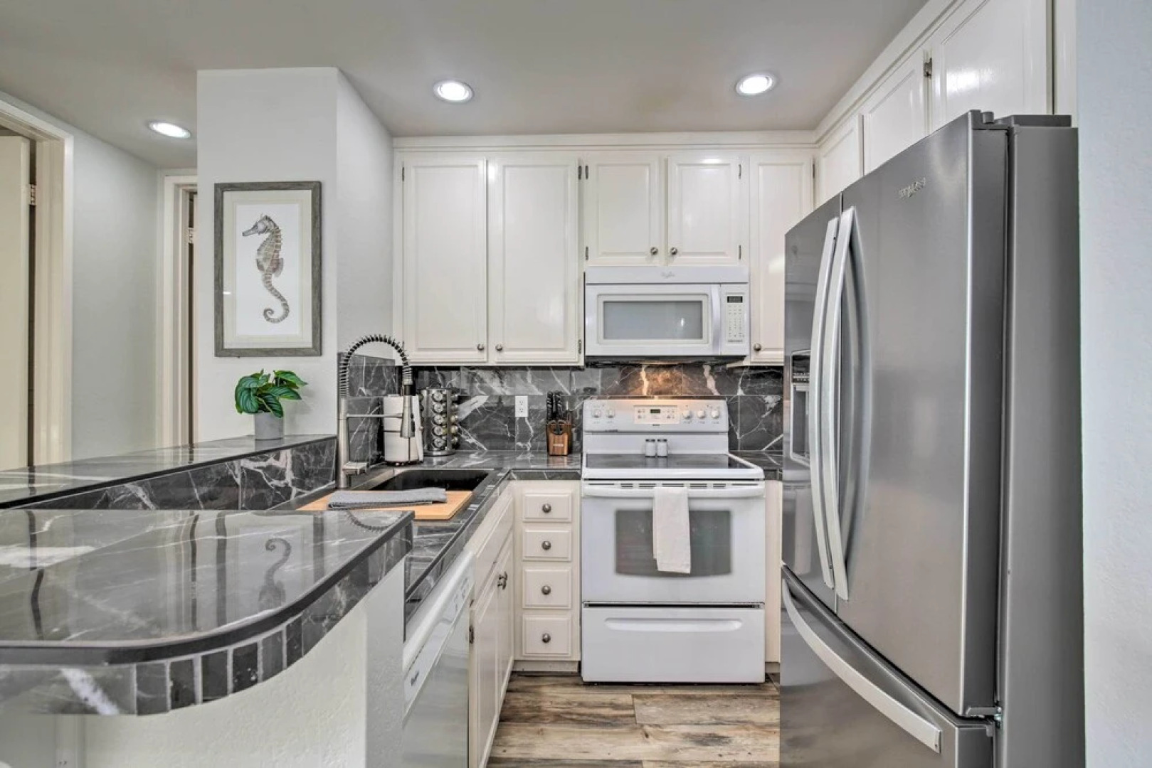 Charming Oceanside Condo w/ Beach & Pool Access!