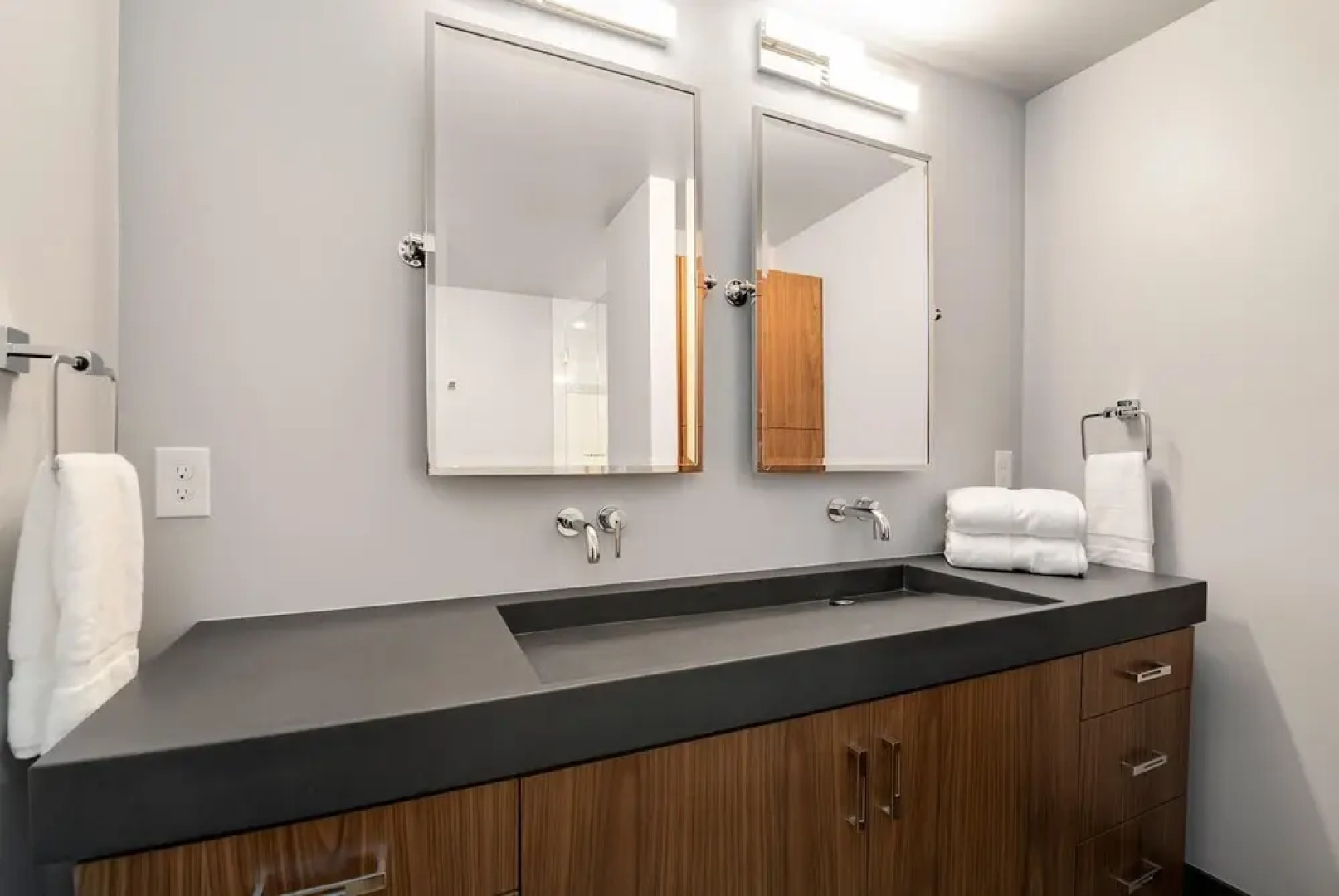 Relaxing in Paradise w Private Roof Top Deck!!