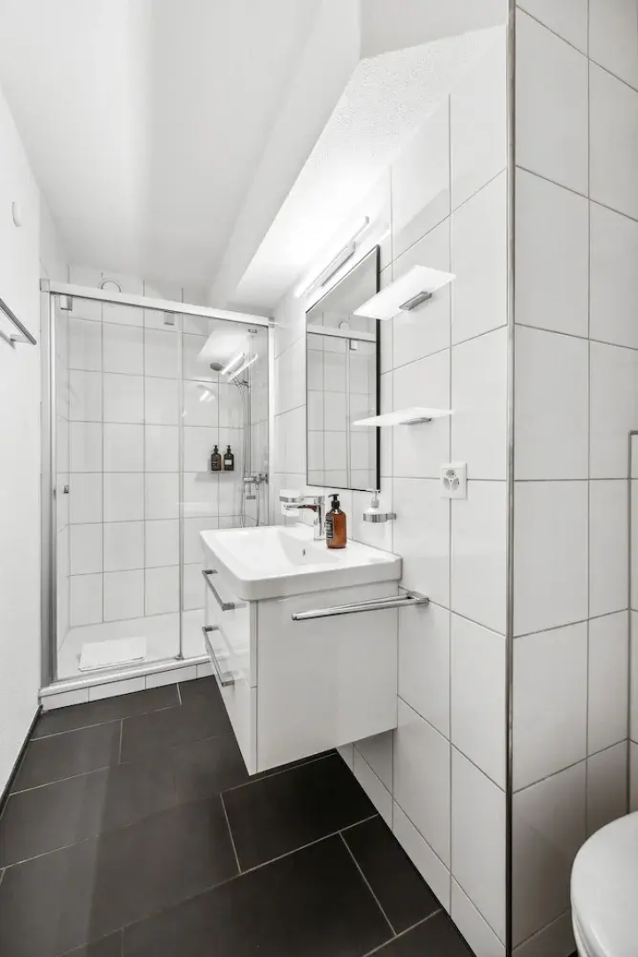 Modern 2 Bdr-flat top Location