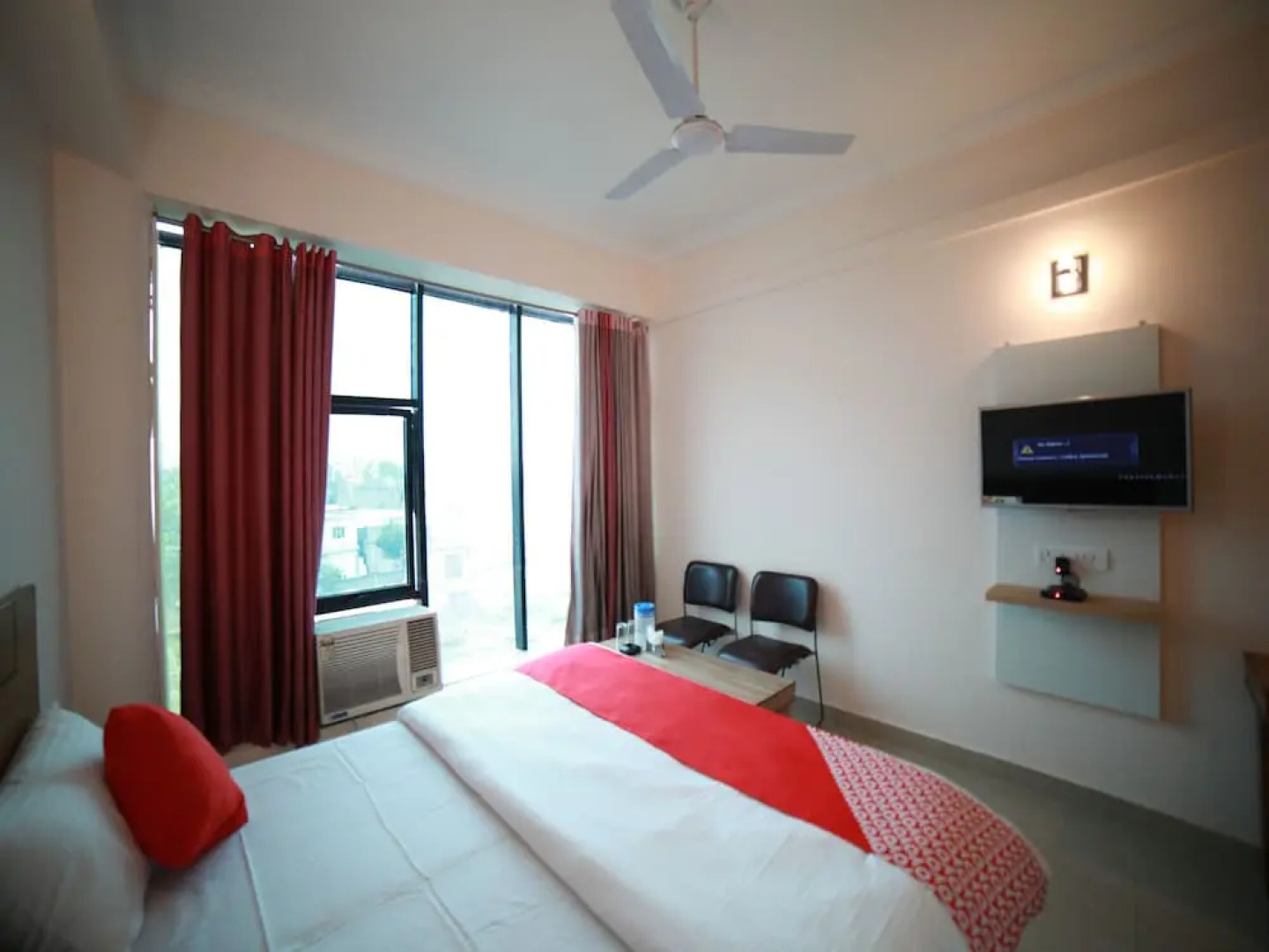 OYO 15561 Corporate Villa