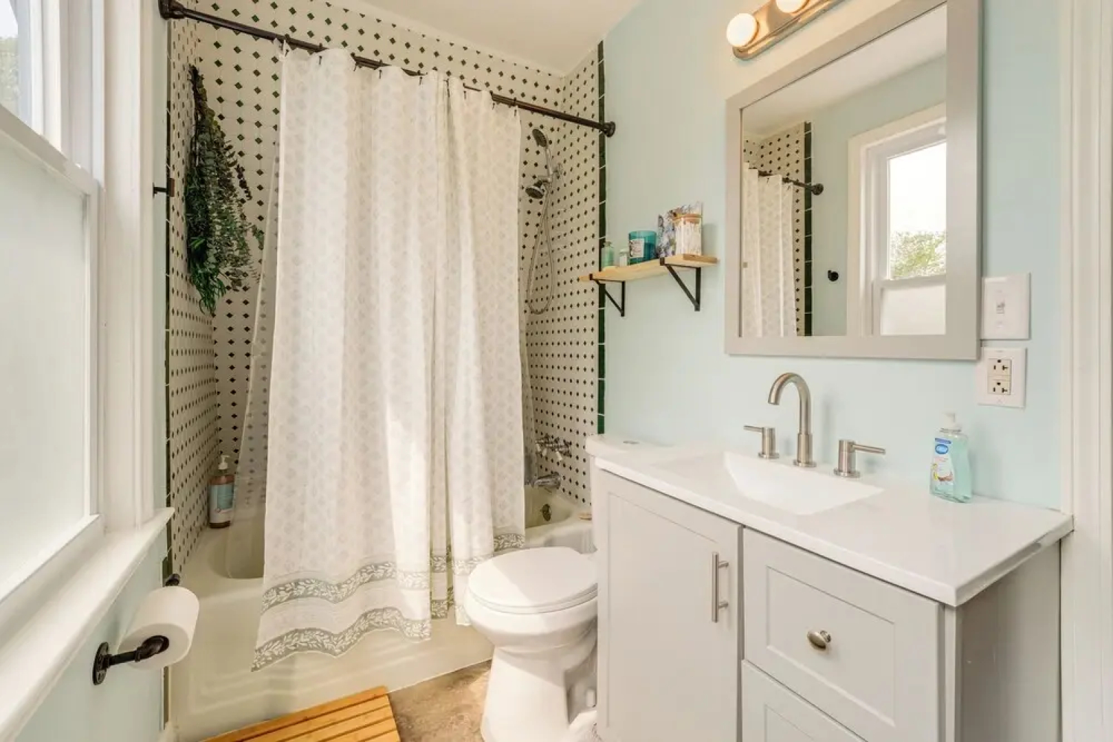 Charming Home < 2 Mi to Ocean Park & Pier!